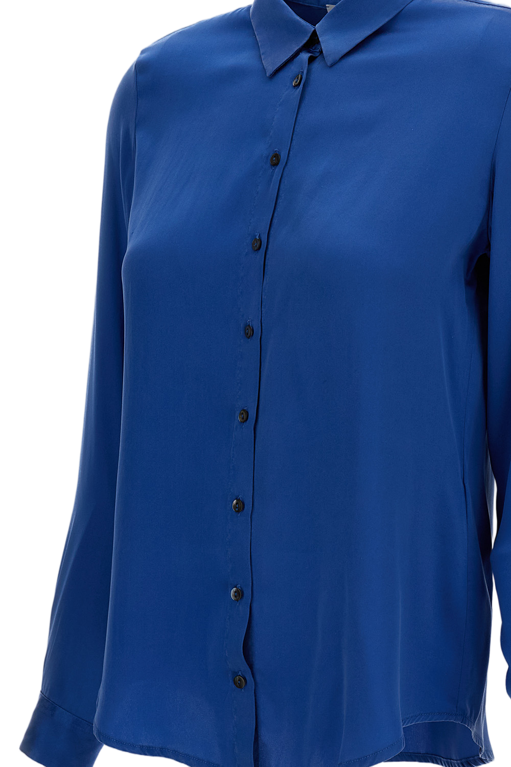 Long-Sleeved Button-Up Shirt with Classic Collar