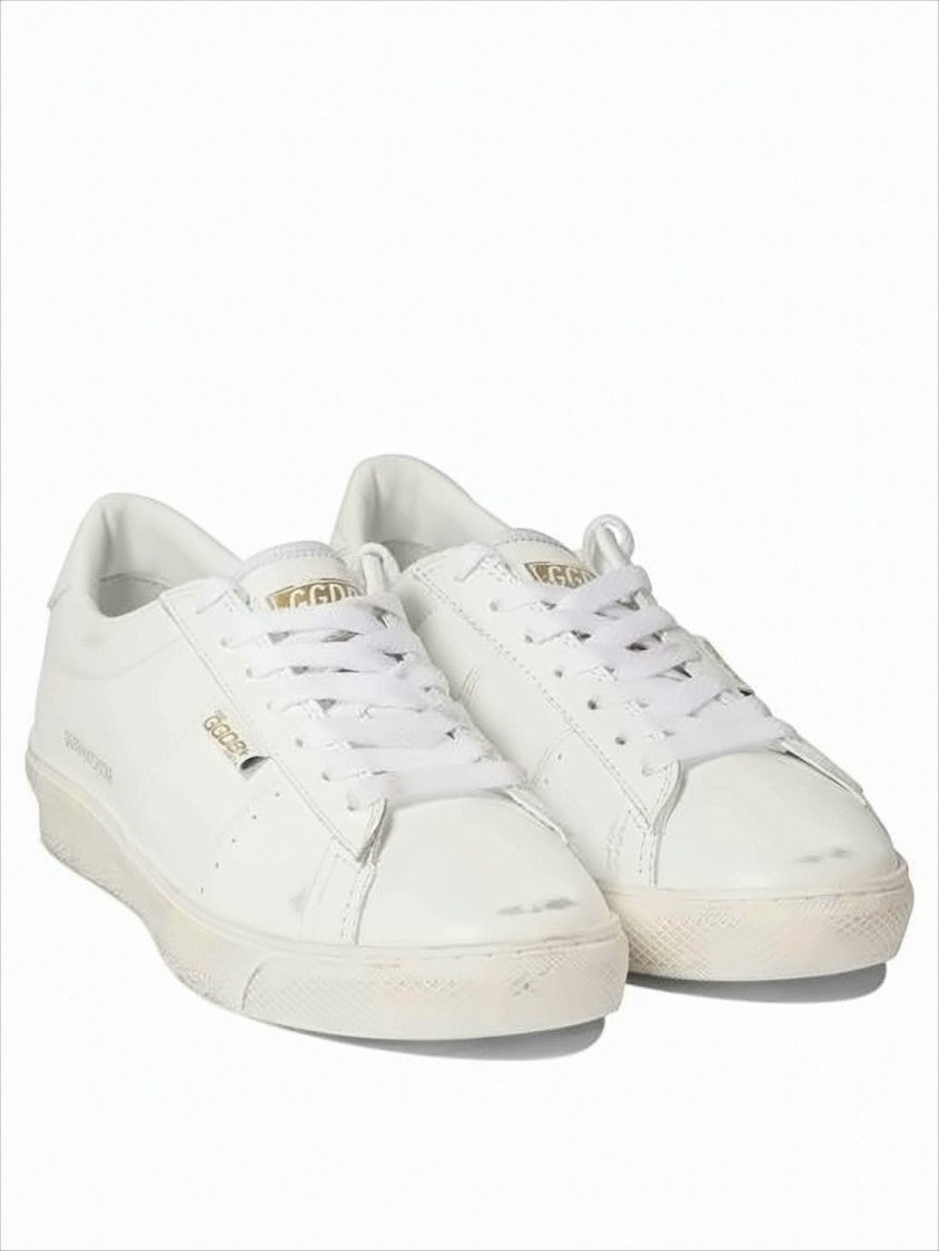 Postarzane białe skórzane niskie sneakersy ze złotym logo