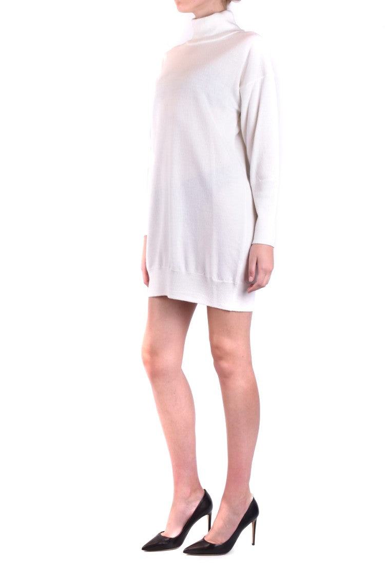 Kremowa sukienka oversize z golfem