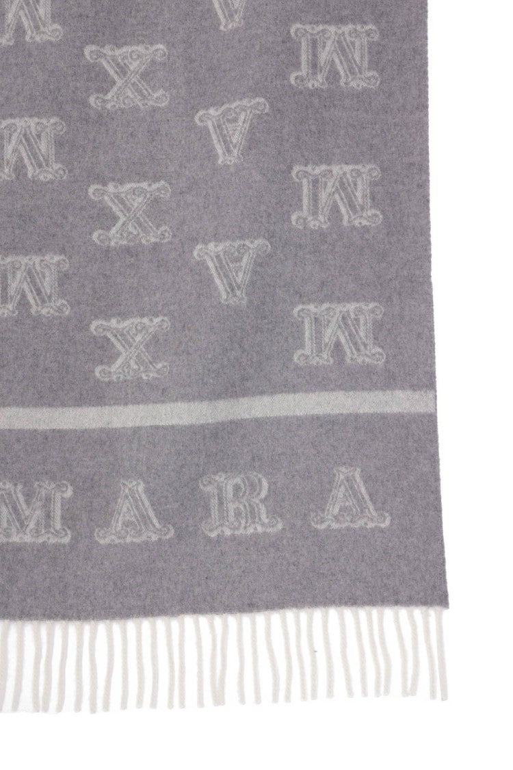 Luxurious Cashmere Scarf In Versatile Grey