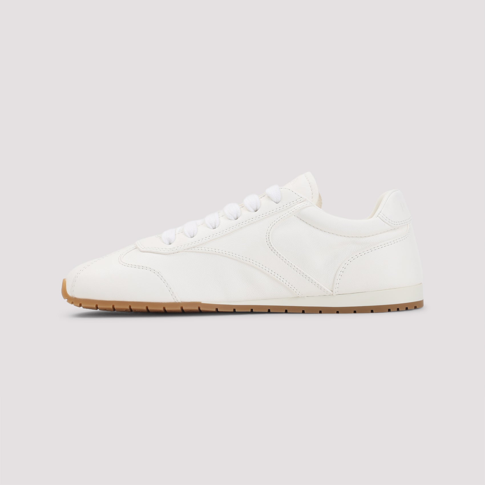 Minimalist White Leather Sneakers with Contrasting Sole