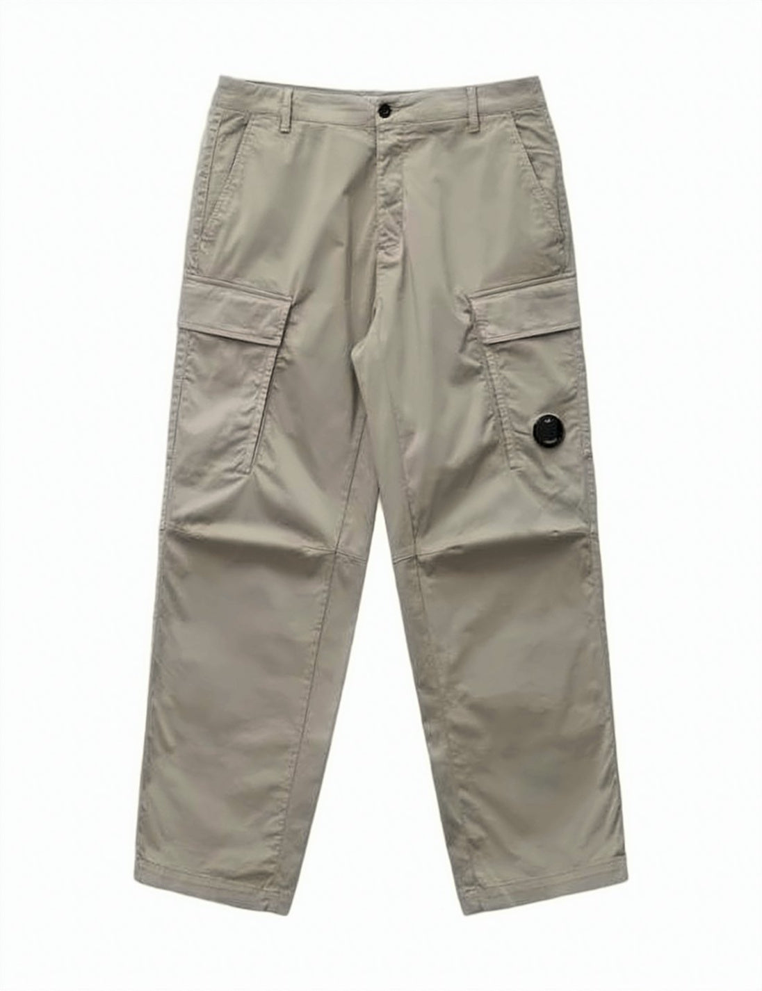 Loose-Fitting Cargo Pants with Distinctive Details