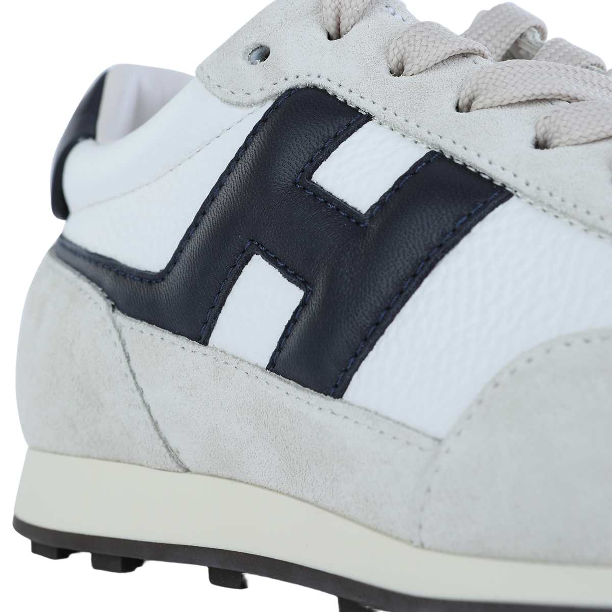 Białe sneakersy z szarymi zamszowymi nakładkami