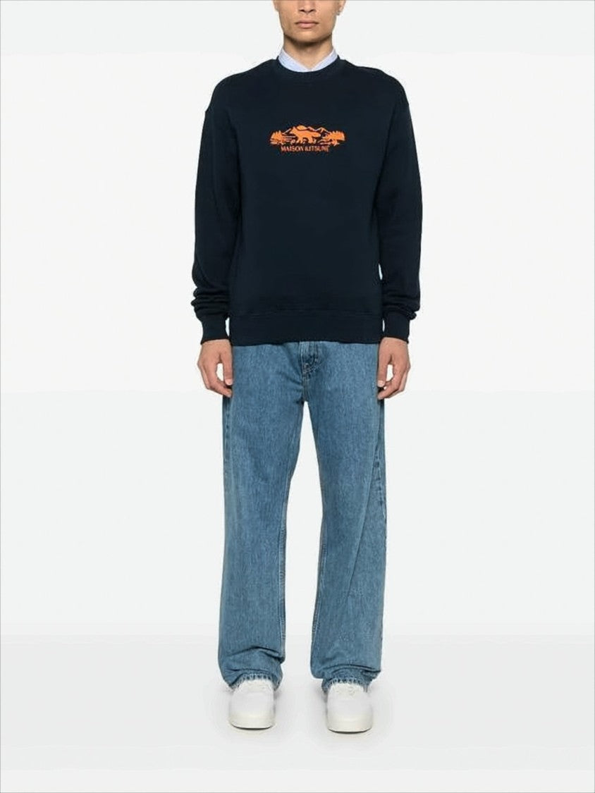 Classic Crew Neck Long-Sleeve Sweatshirt With Graphic Design