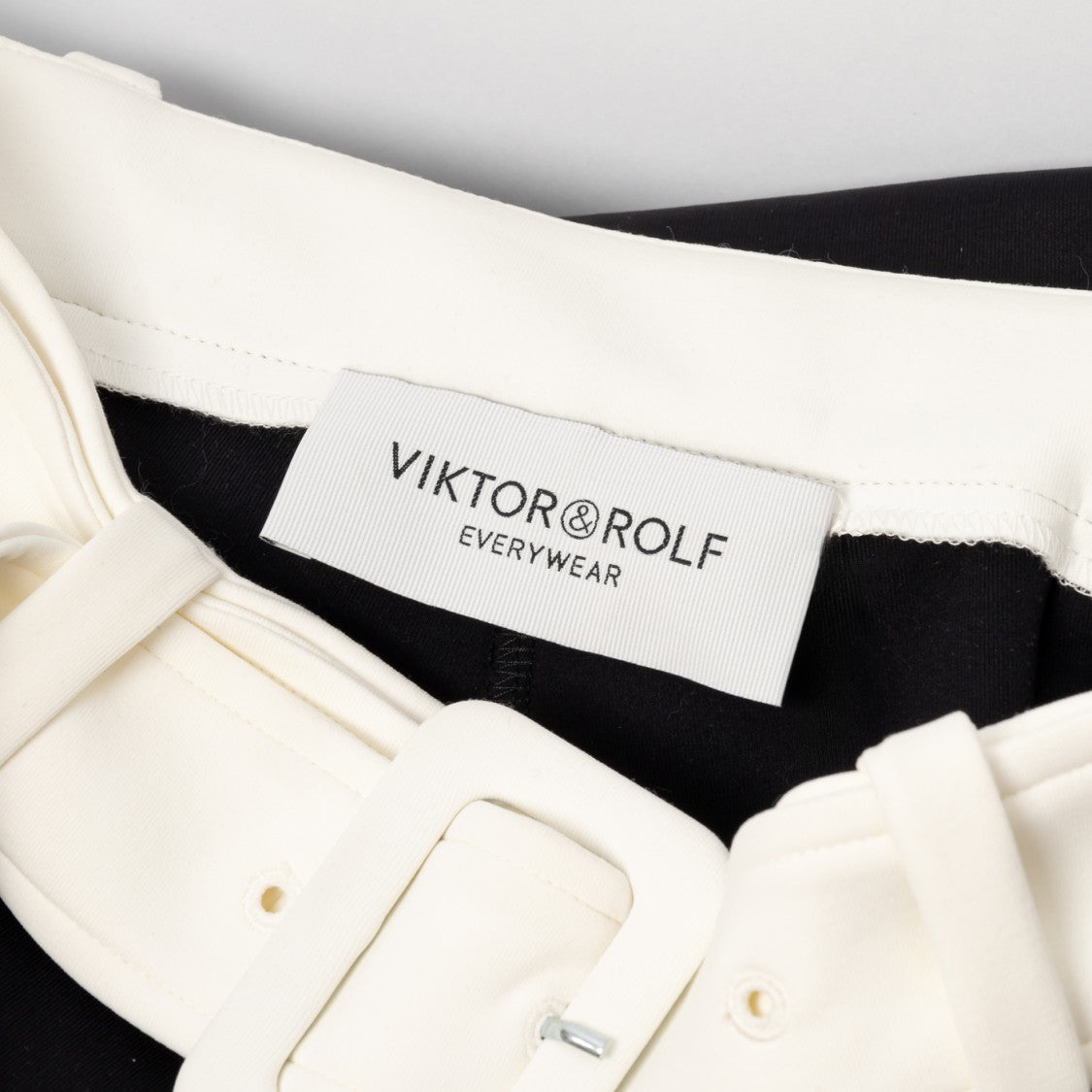 Fitted Black Flared Pants With Contrasting Belt
