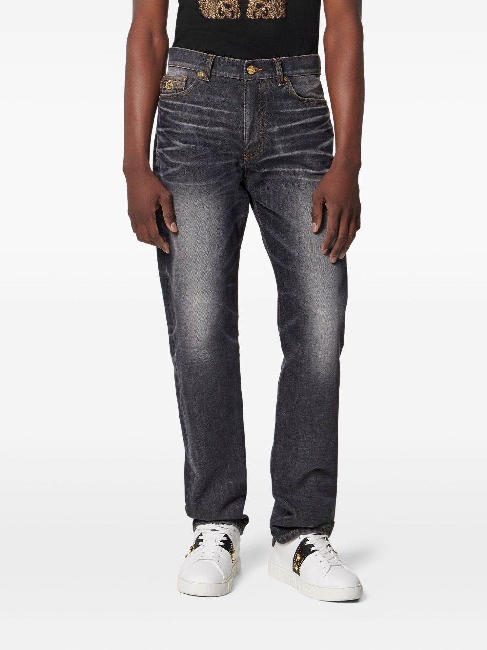 Proste jeansy z czarnego denimu z efektem sprania