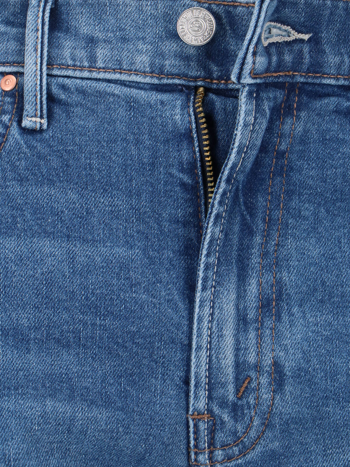 Straight-Leg Jeans with Mid-Rise Waist and Timeless Wash
