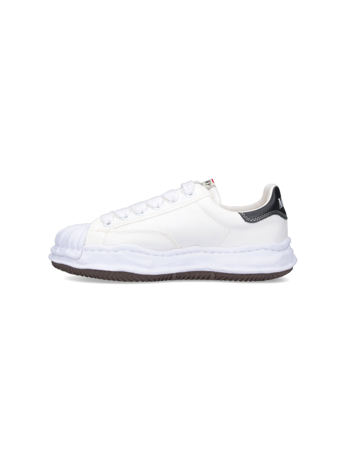 Textured Toe Low-Top Sneakers With Contrasting Details