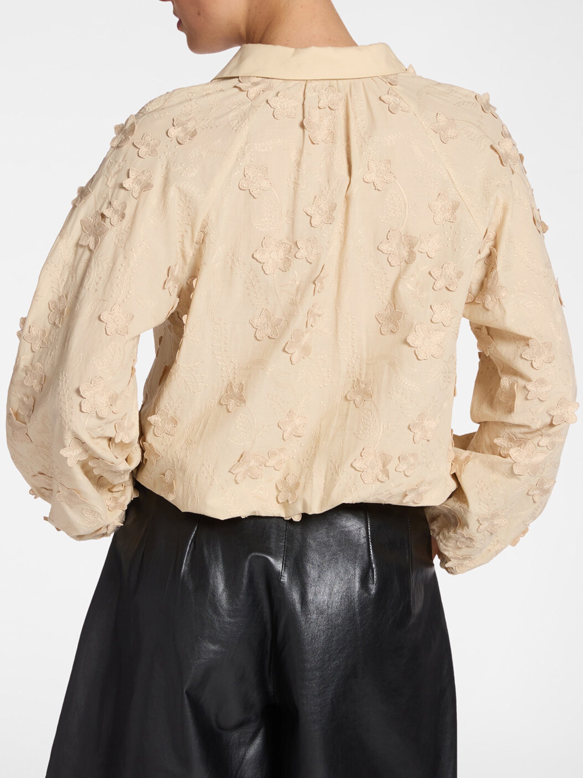 Blusa Kimono Floral Appliqué V-Neck Blouse