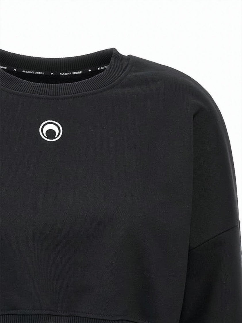 Cropped Black Long-Sleeve Top With Minimalist Design