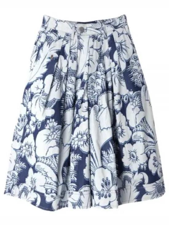 Voluminous Pleated Floral Shorts with High Waist Design