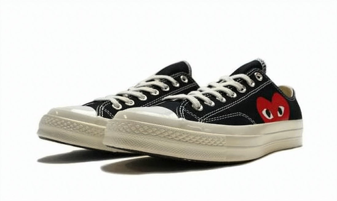 Low-Top Sneakers With Distinctive Heart Graphic