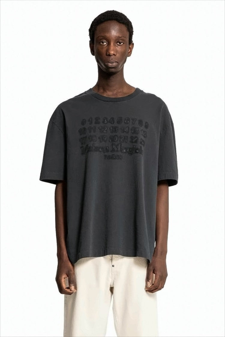 Loose-Fitting Black T-Shirt