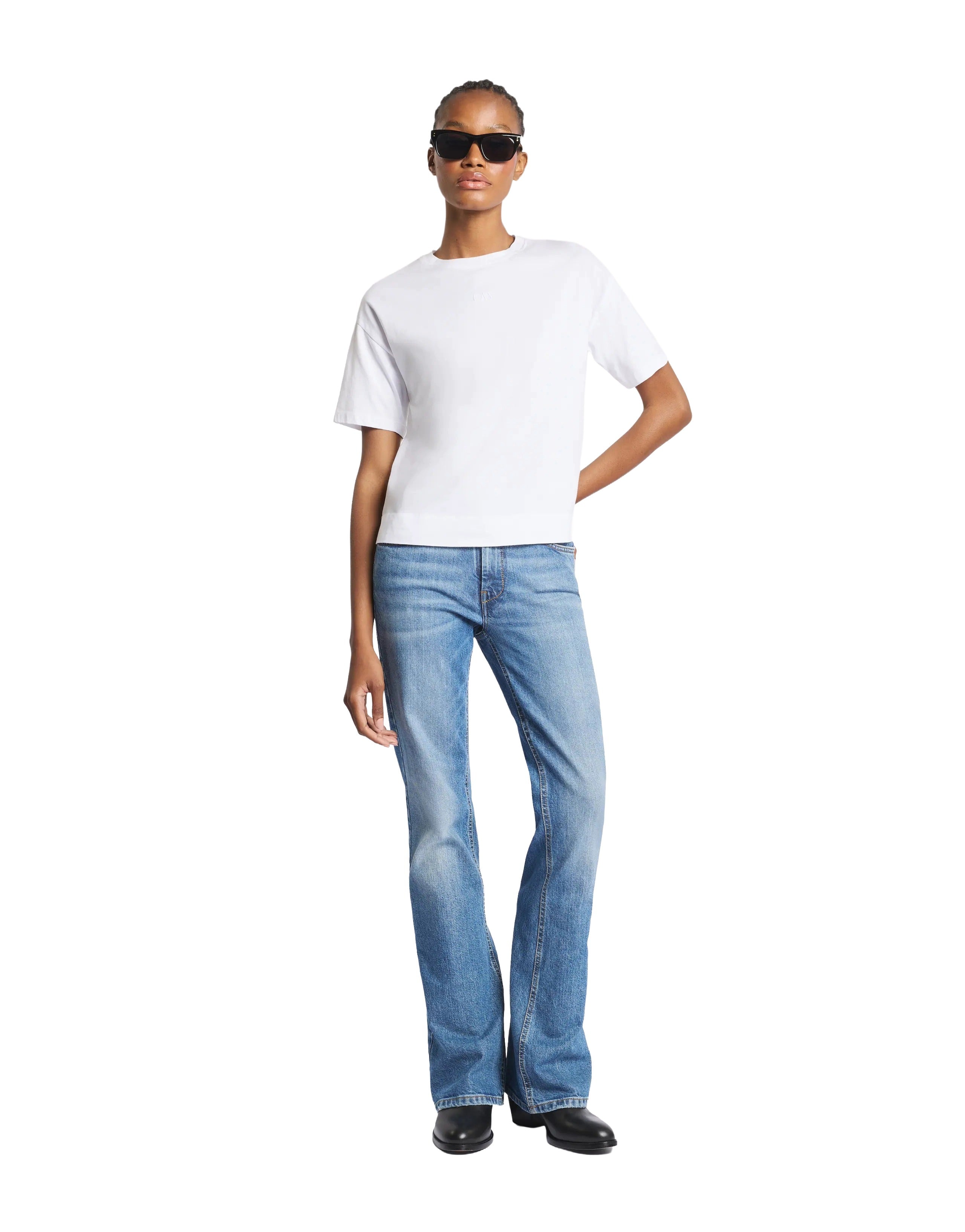 Minimalist Short-Sleeve T-Shirt with Subtle Side Slits