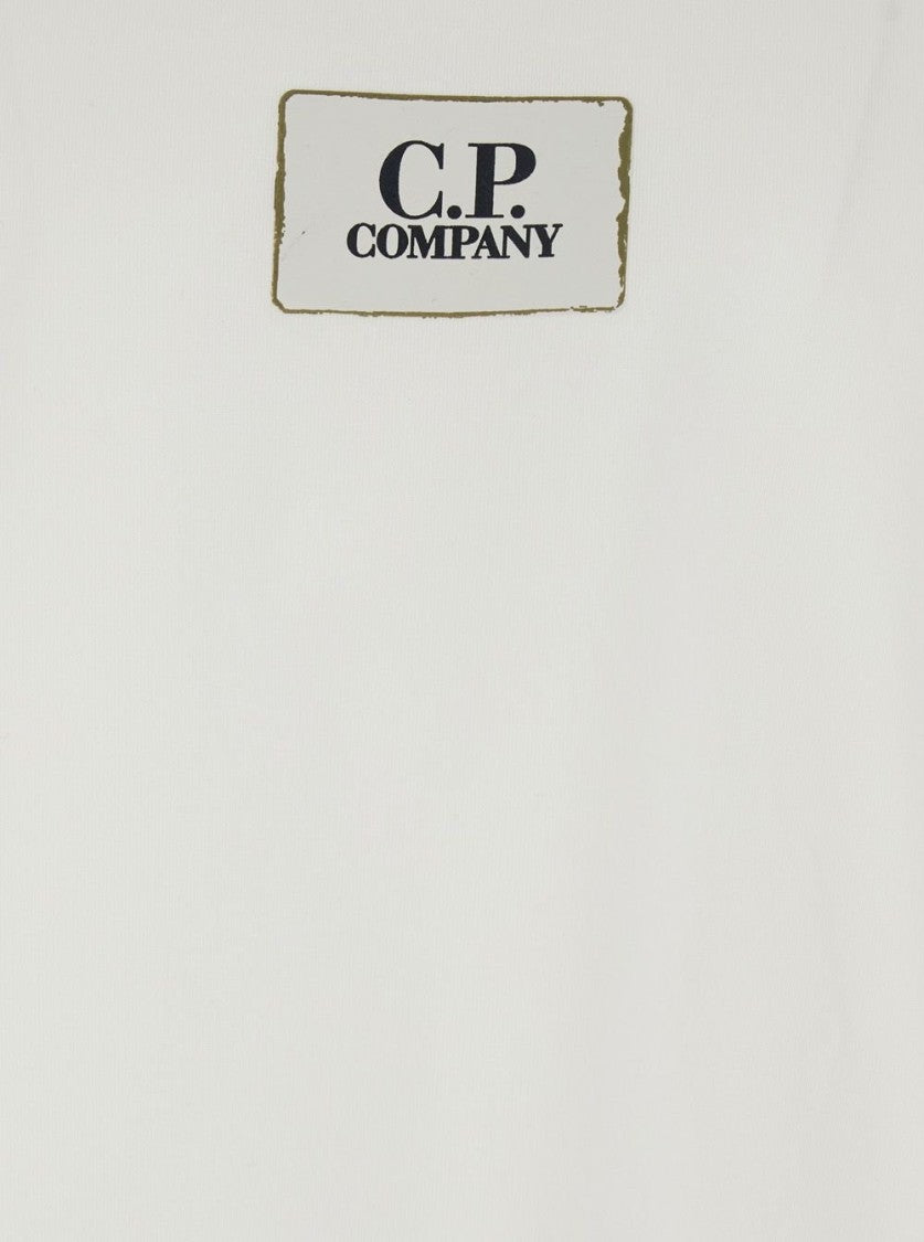 Minimalist White Short-Sleeved T-Shirt with Logo Patch