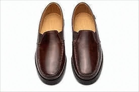 Classic Polished Leather Loafers with Detailed Stitching