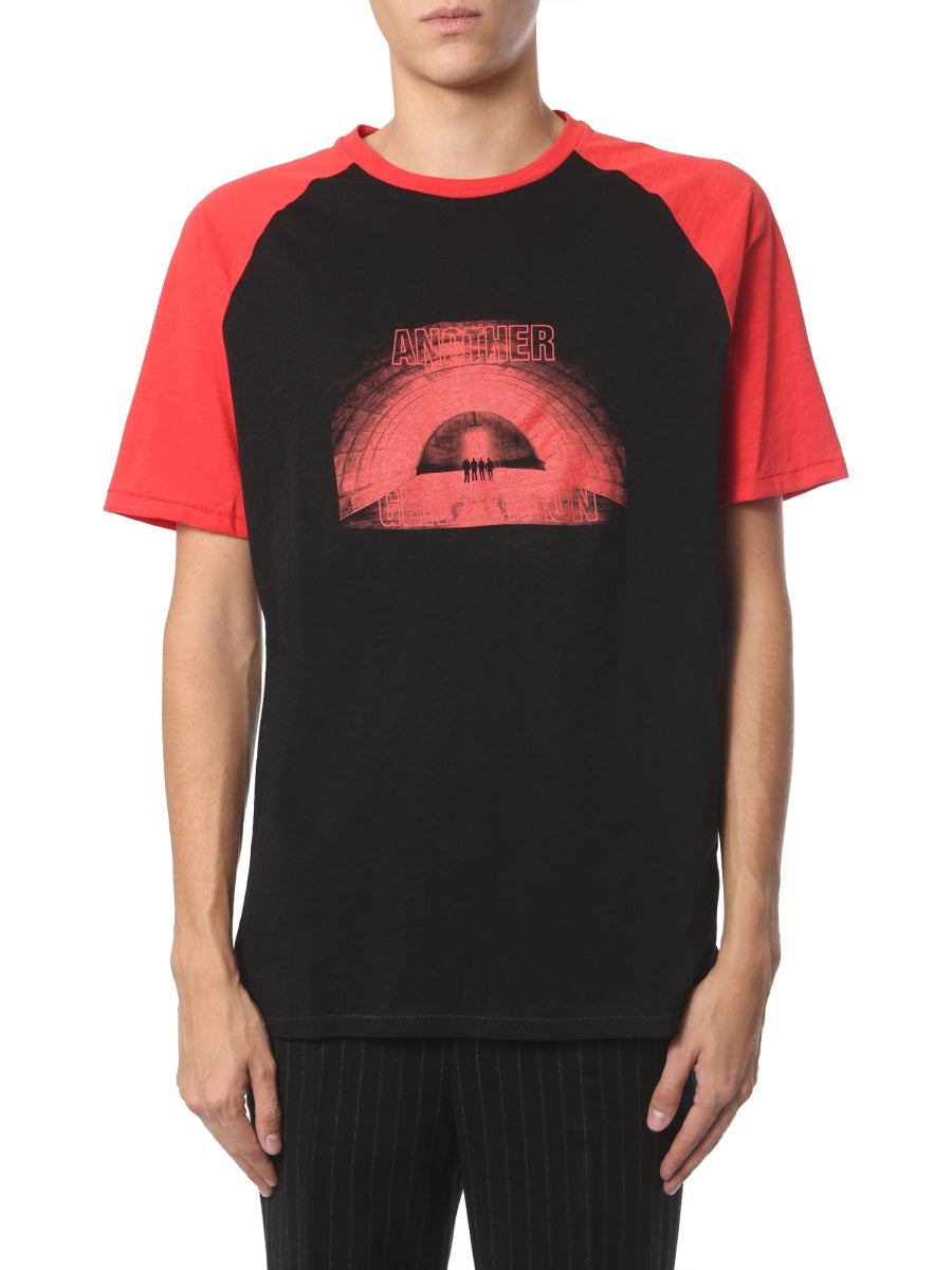 Contrasting Raglan Fit Round Neck T-Shirt