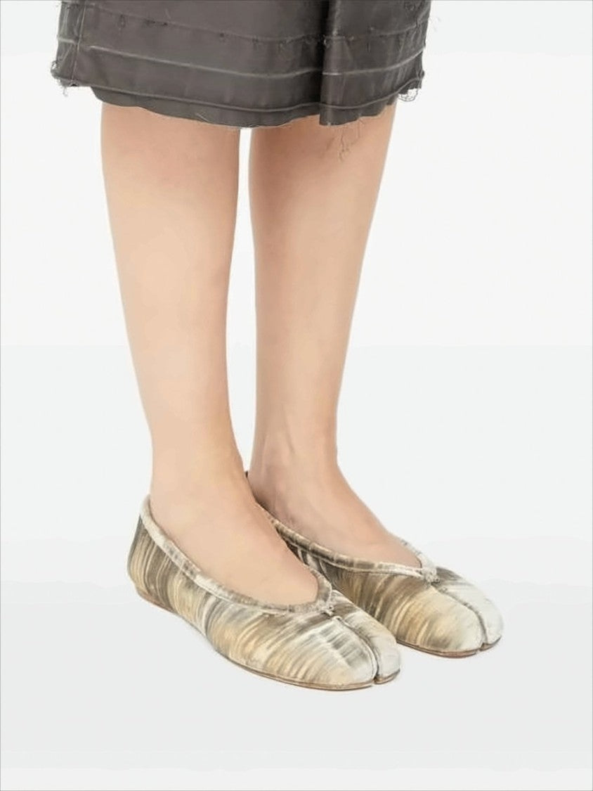 Artistic Split-Toe Flats With Textured Upper And Bow Detail