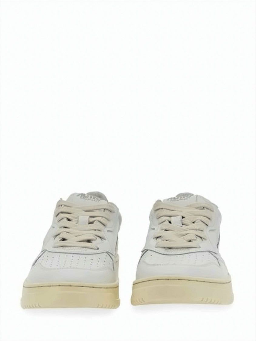 Low-Top White Sneakers with Perforated Detailing and Metallic Accents