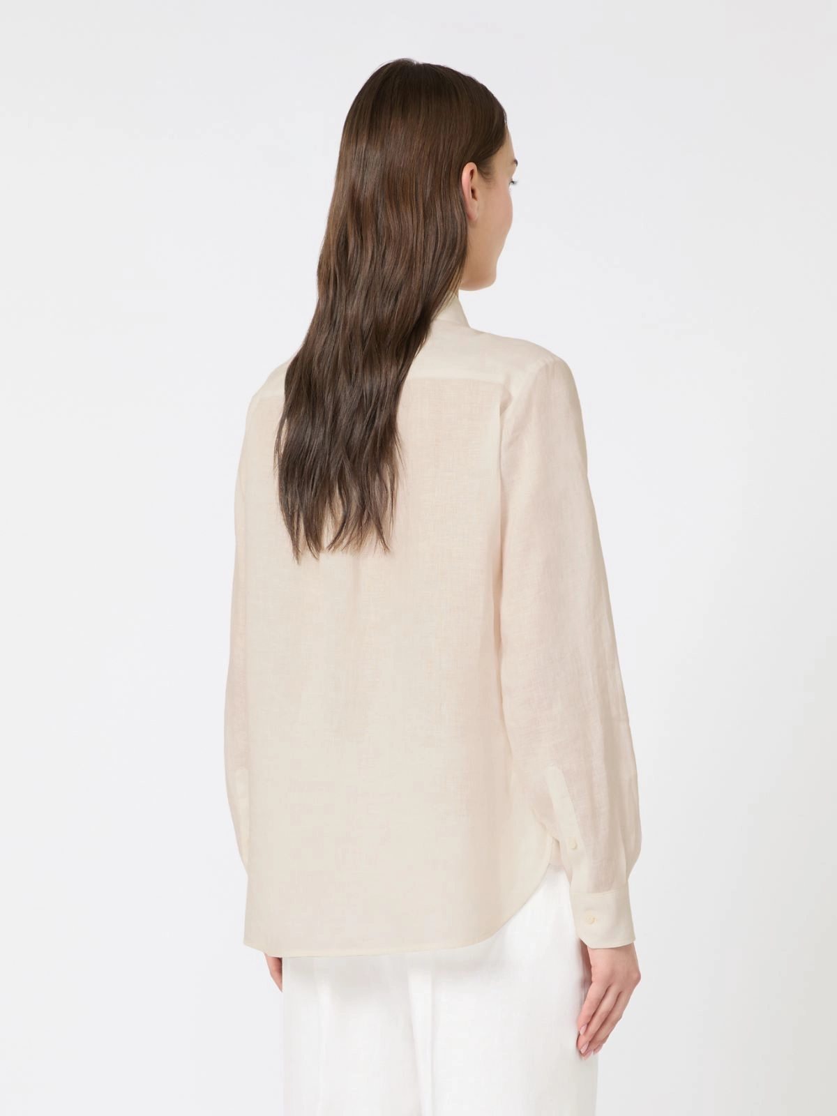 Long-Sleeved Button-Down Shirt with Classic Collar