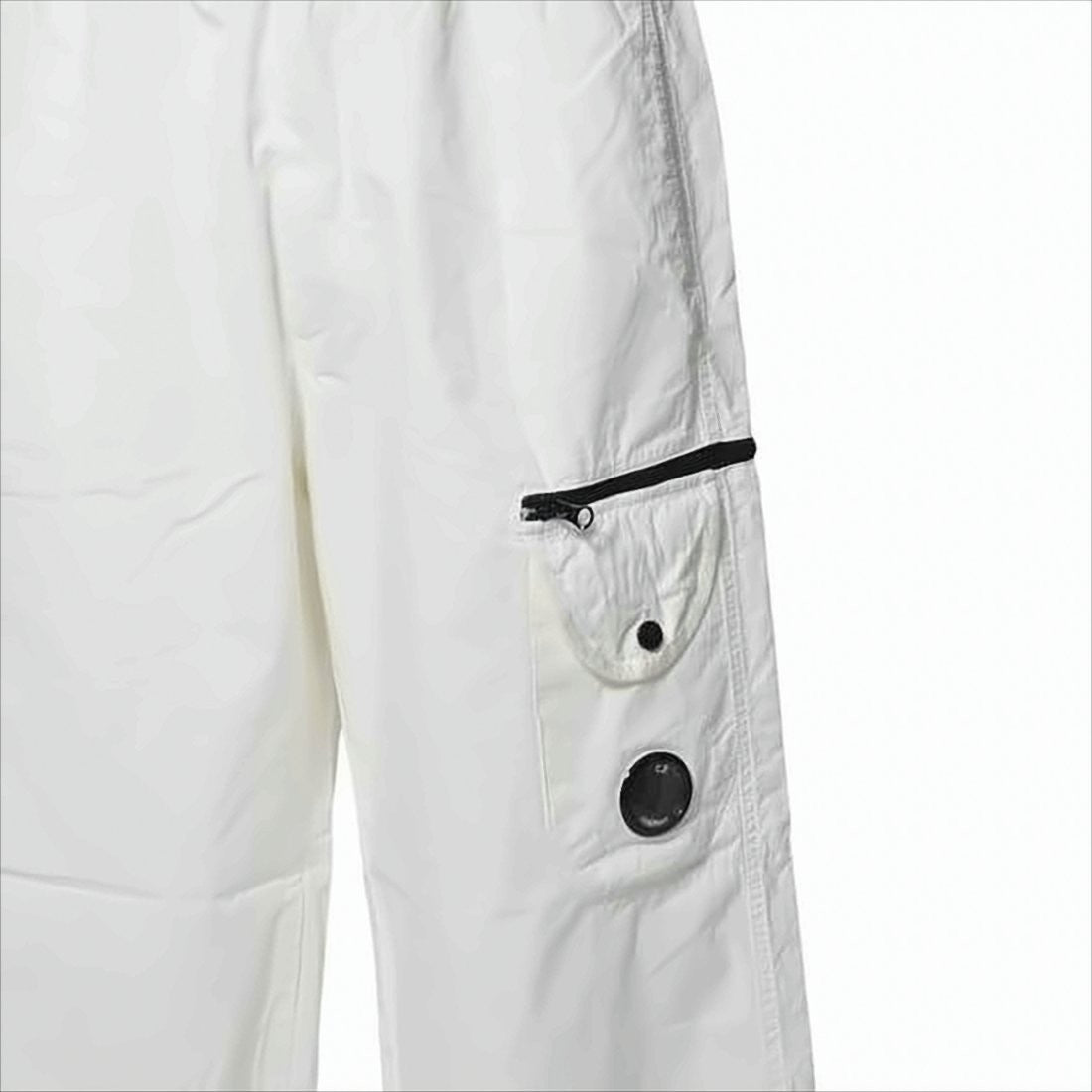 Relaxed Wide-Leg Training Pants with Distinctive Lens Detail