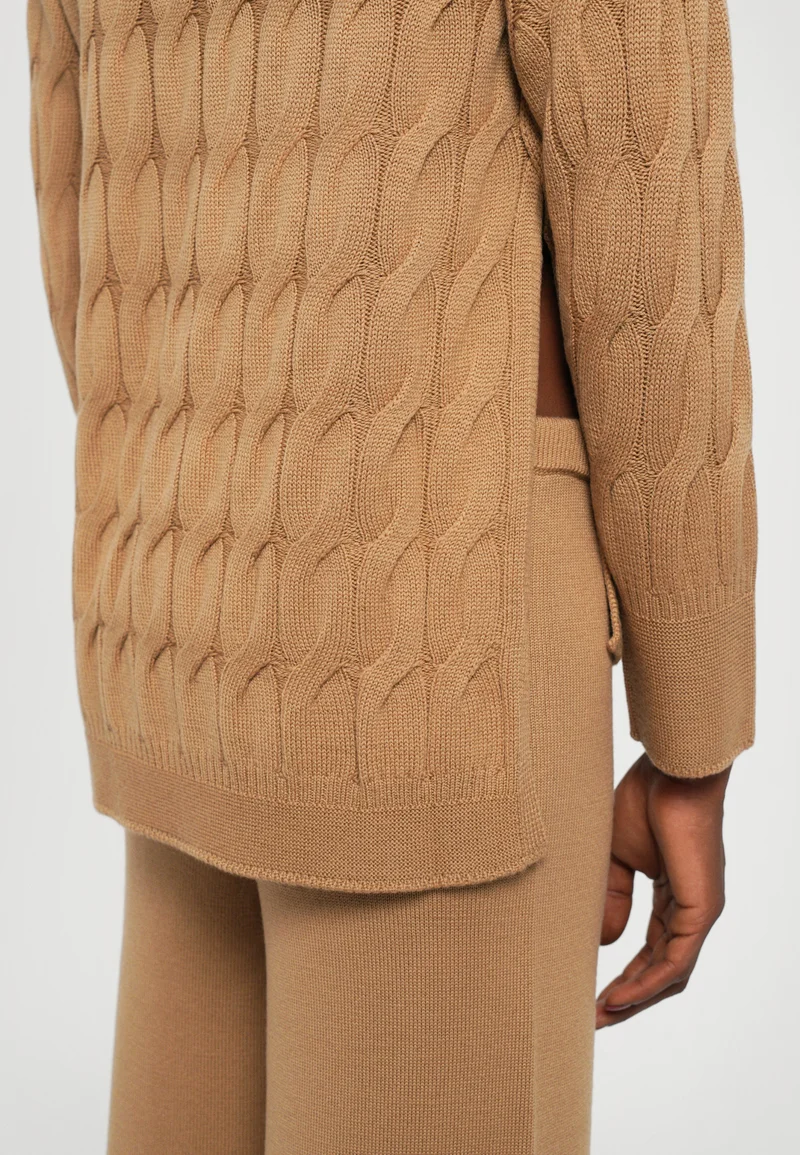 Iconic Cable Knit Sweater In Warm Camel Brown