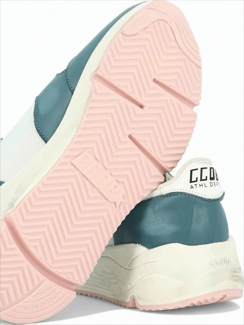Turkusowo-białe sneakersy ze skórzanymi i siateczkowymi panelami