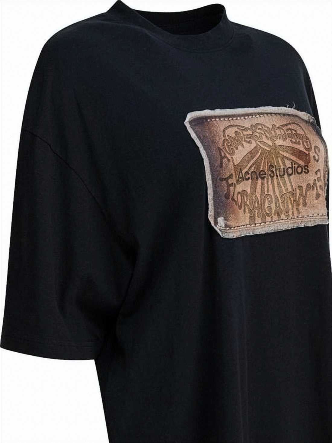 Czarny T-shirt w stylu vintage z charakterystyczną naszywką