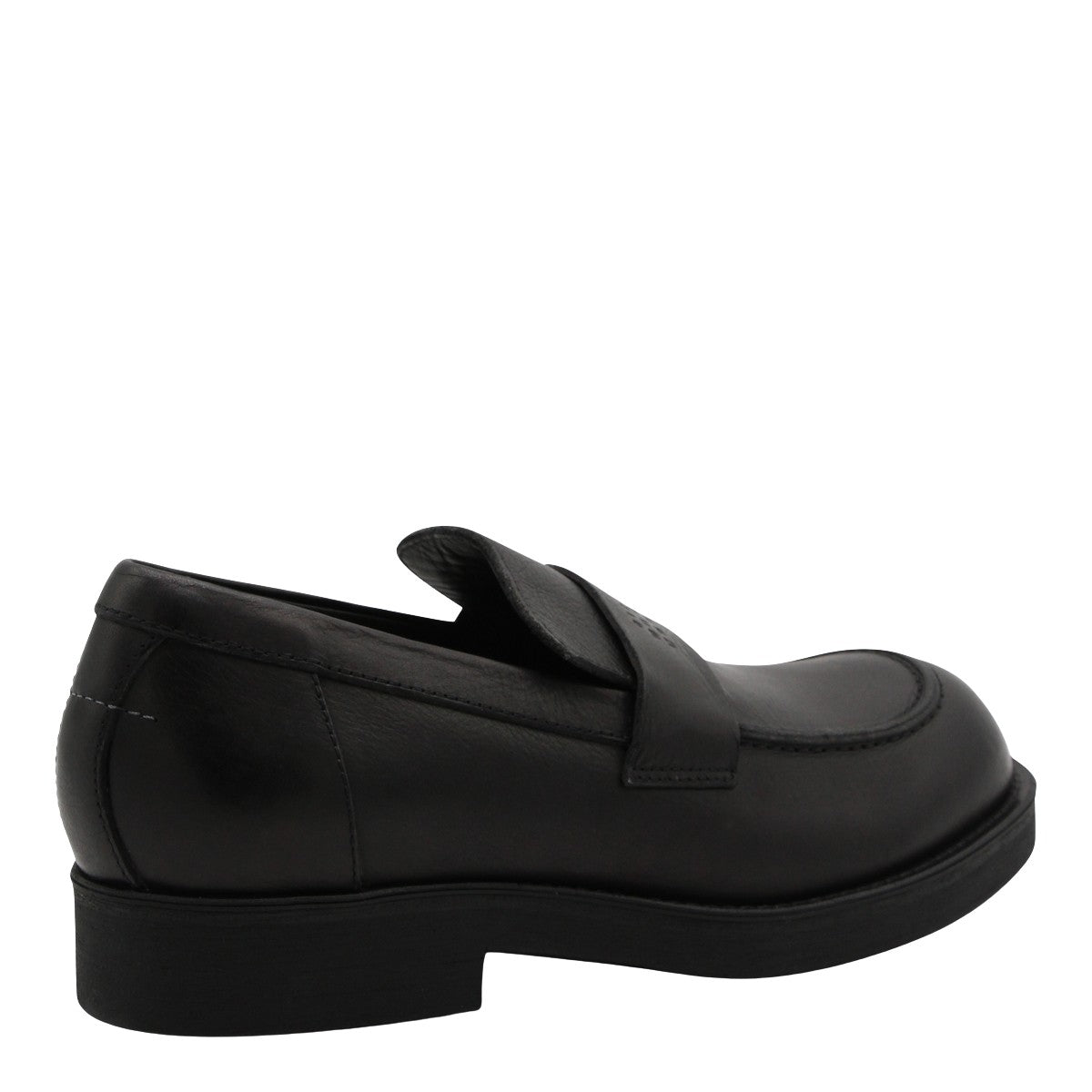 Sleek Leather Flat Shoes with Subtle Branding