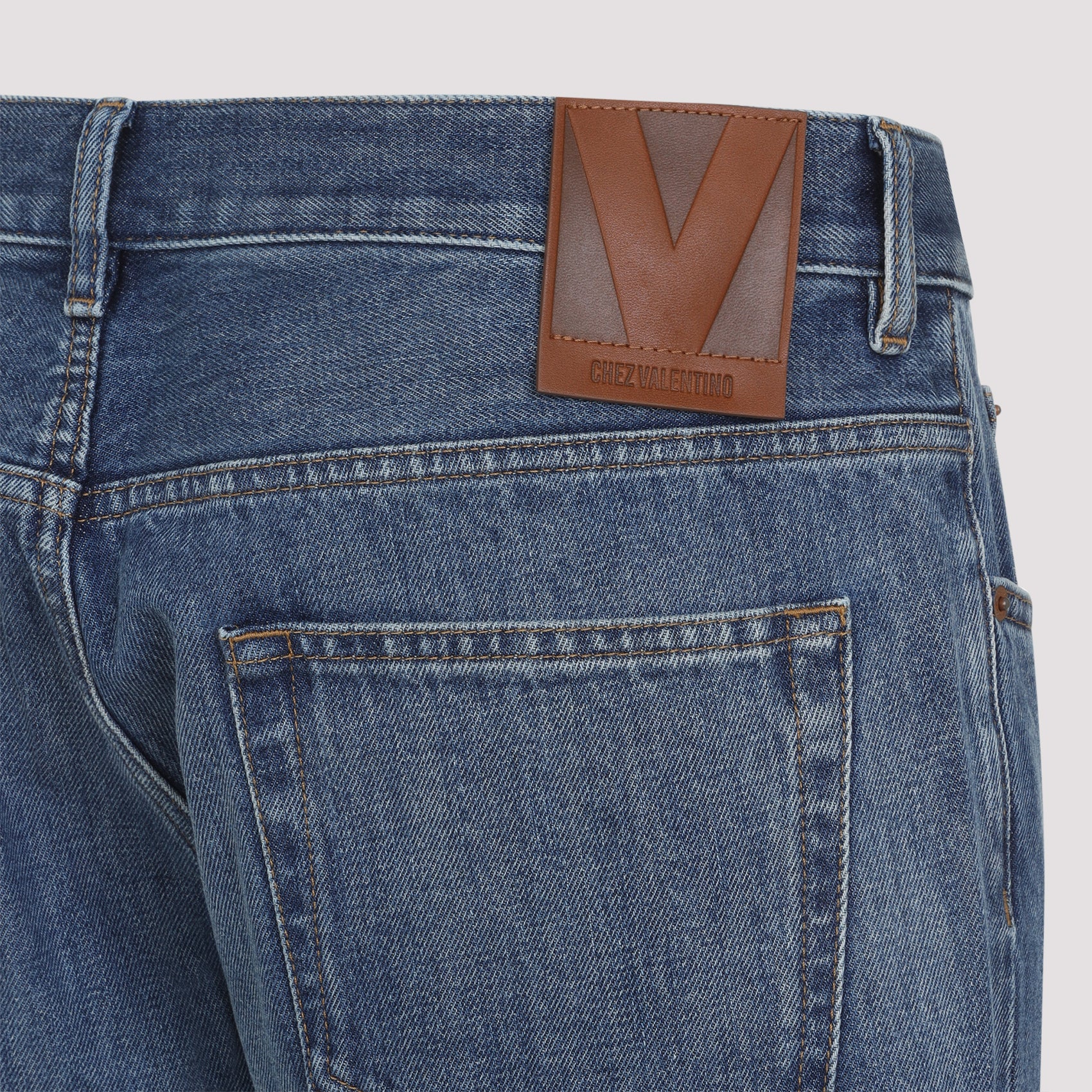 Classic Straight-Leg Denim Jeans with Traditional Five-Pocket Design