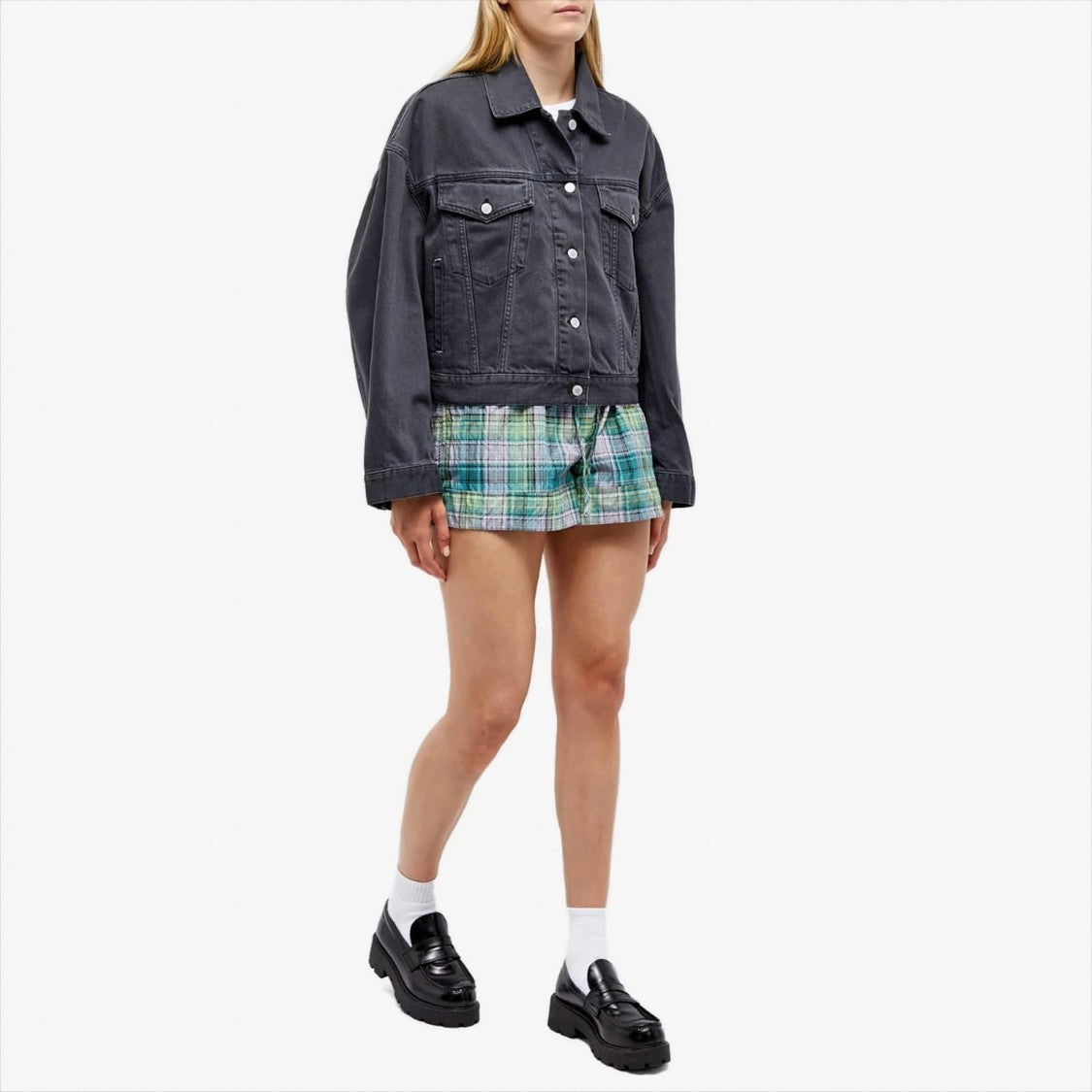 Loose-Fit Black Denim Trucker Jacket With Classic Collar And Button Closure