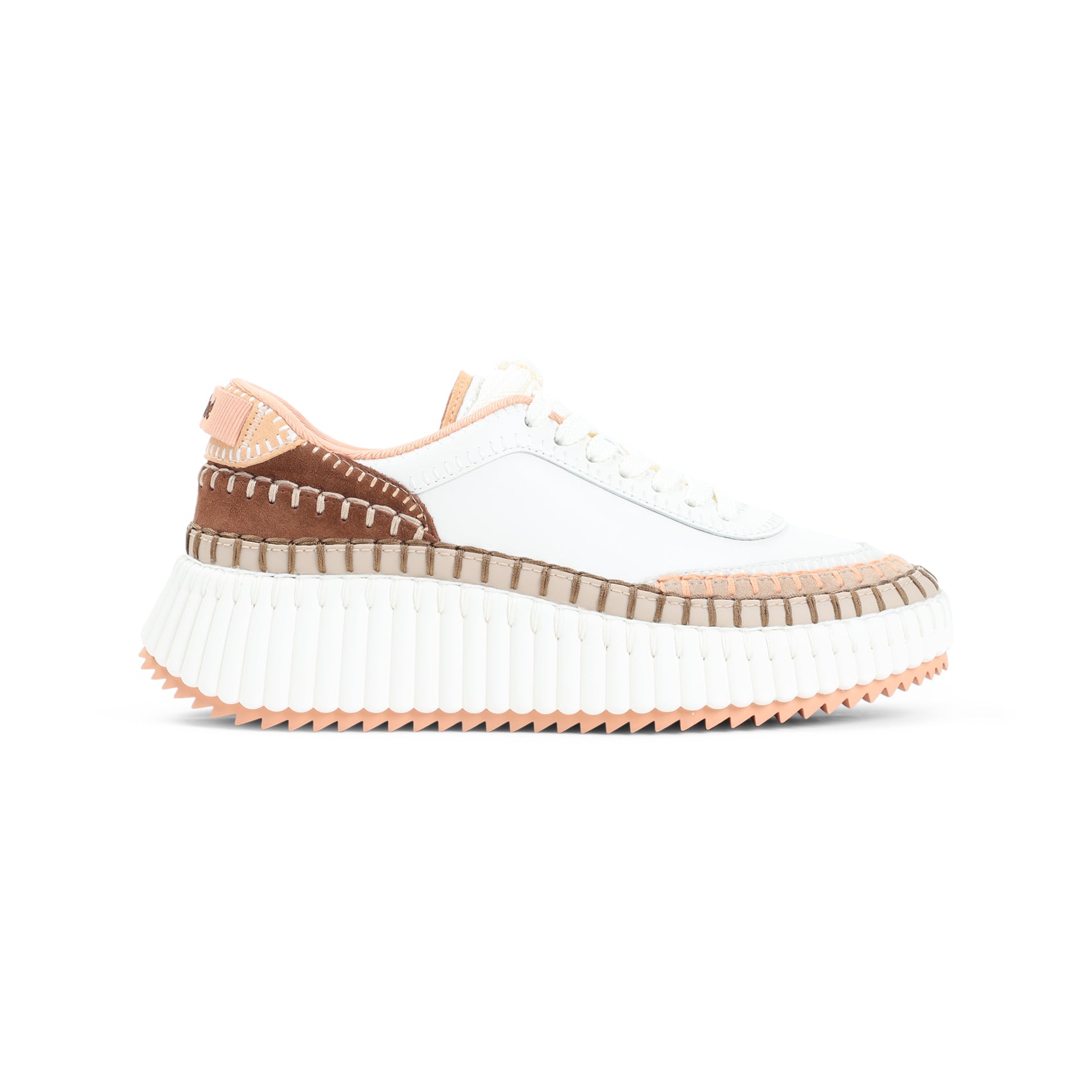 Sneakers z grubą podeszwą i prążkowaną teksturą