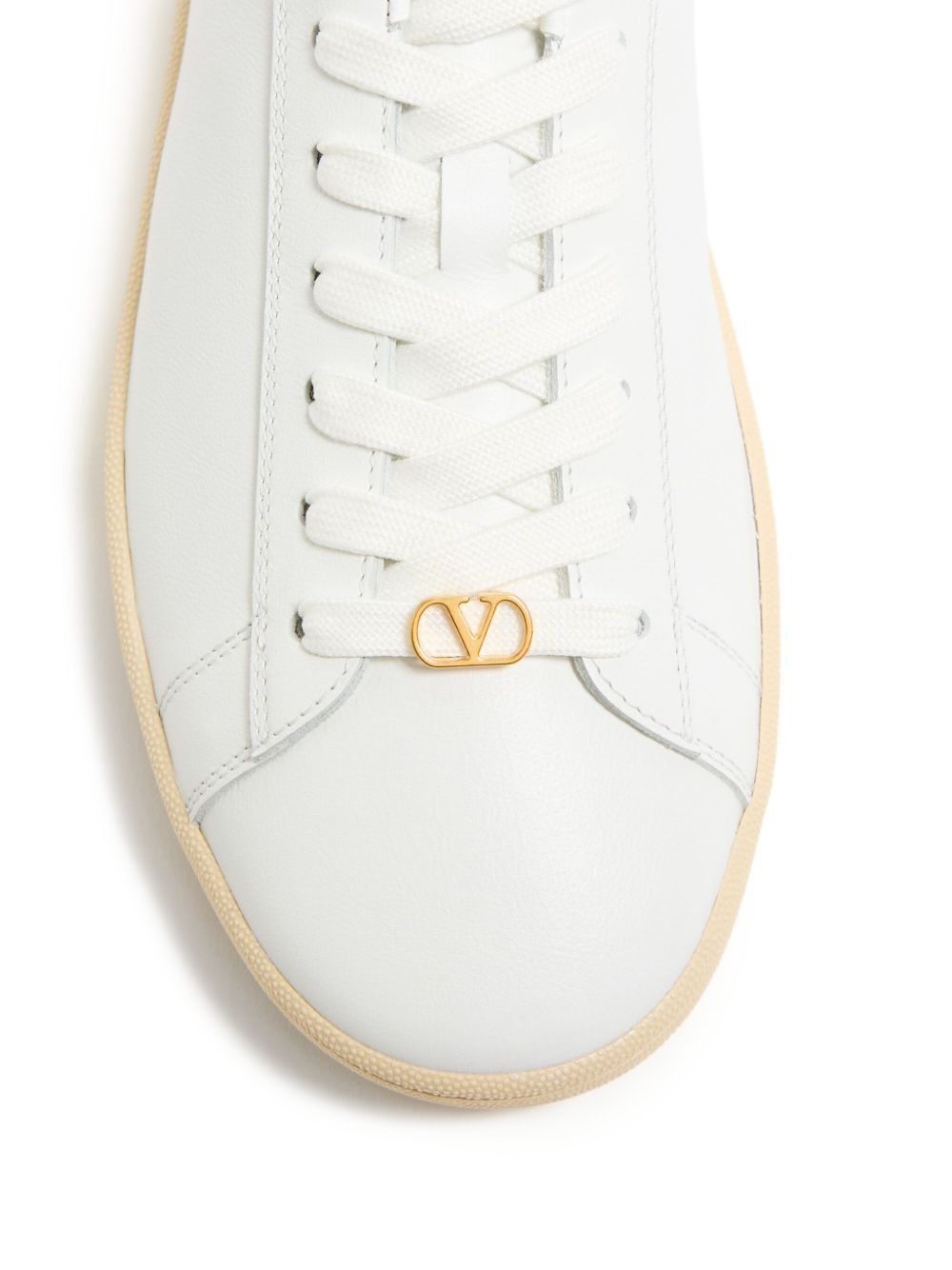 Minimalistyczne białe sneakersy na podwyższonej podeszwie