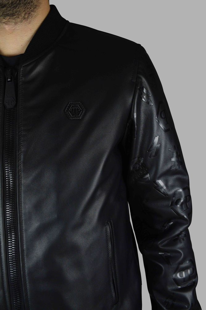 Czarna skórzana kurtka bomber
