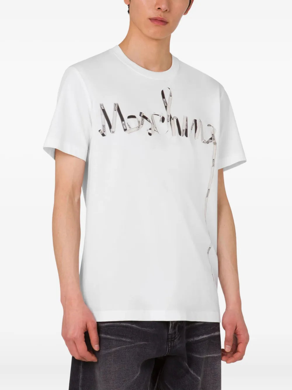 Minimalistyczny biały T-shirt z dopasowaniem