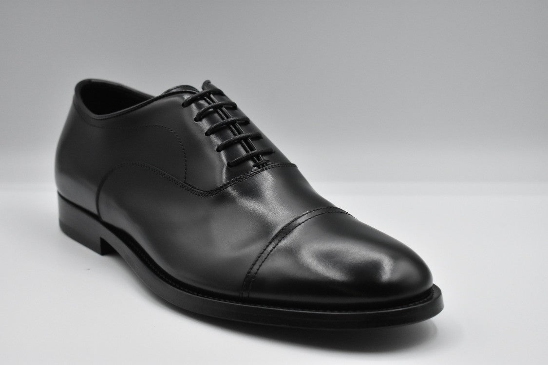 Polished Black Lace-Up Shoes With Low-Profile Heel