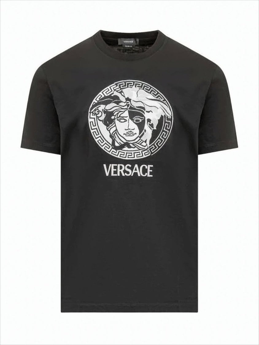 Short-Sleeved Black T-Shirt with Bold Graphic Design