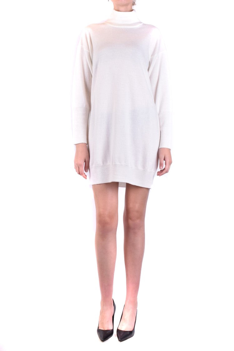 Kremowa sukienka oversize z golfem