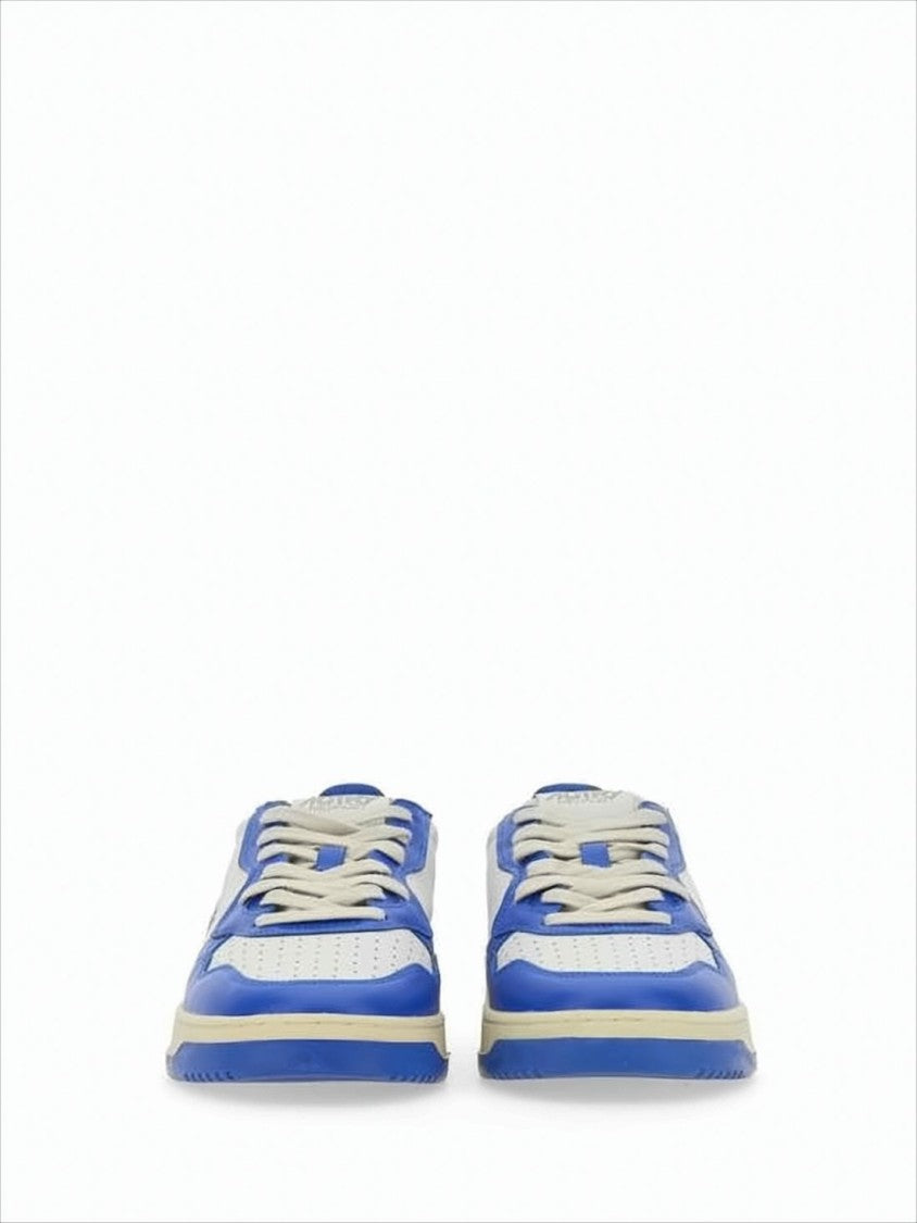 Classic Low-Top Sneakers with Vibrant Blue Overlays