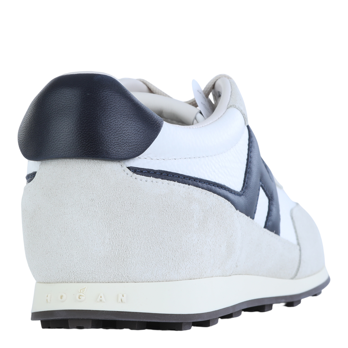 Białe sneakersy z szarymi zamszowymi nakładkami