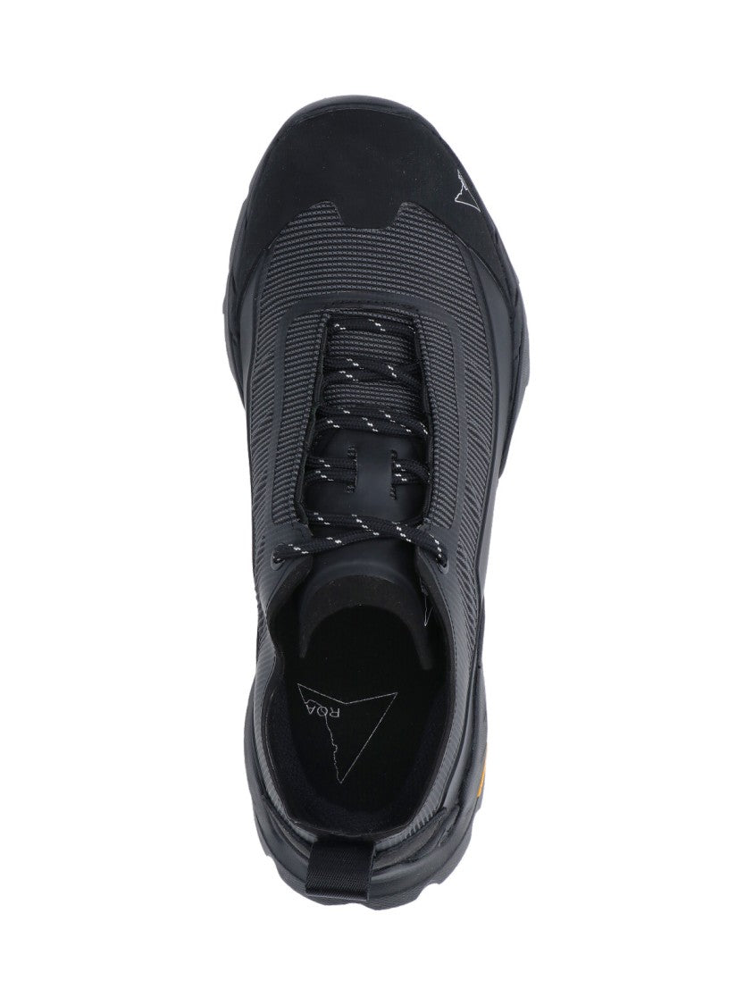 Minimalist Black Sneakers With Low-Top Silhouette