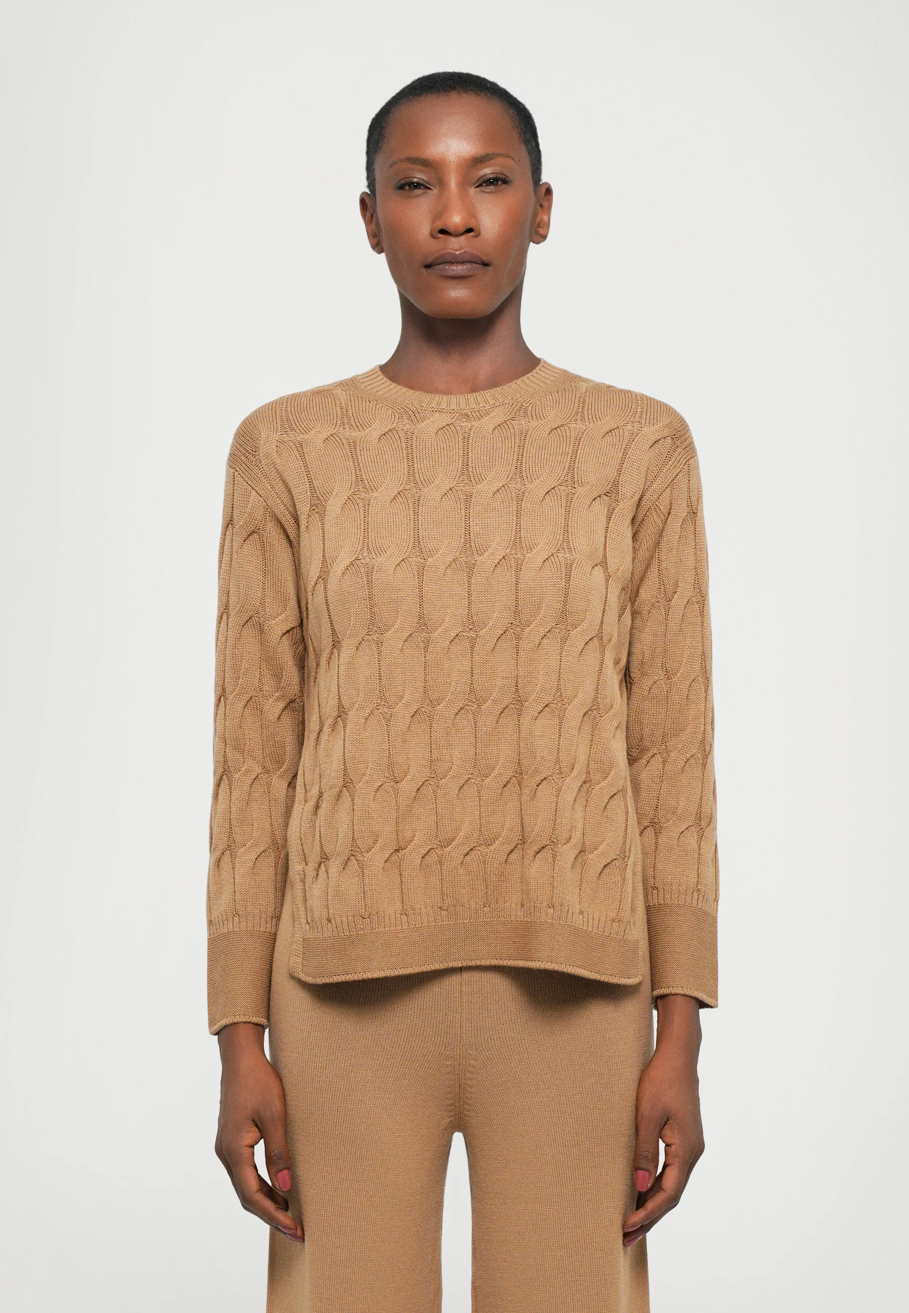 Iconic Cable Knit Sweater In Warm Camel Brown