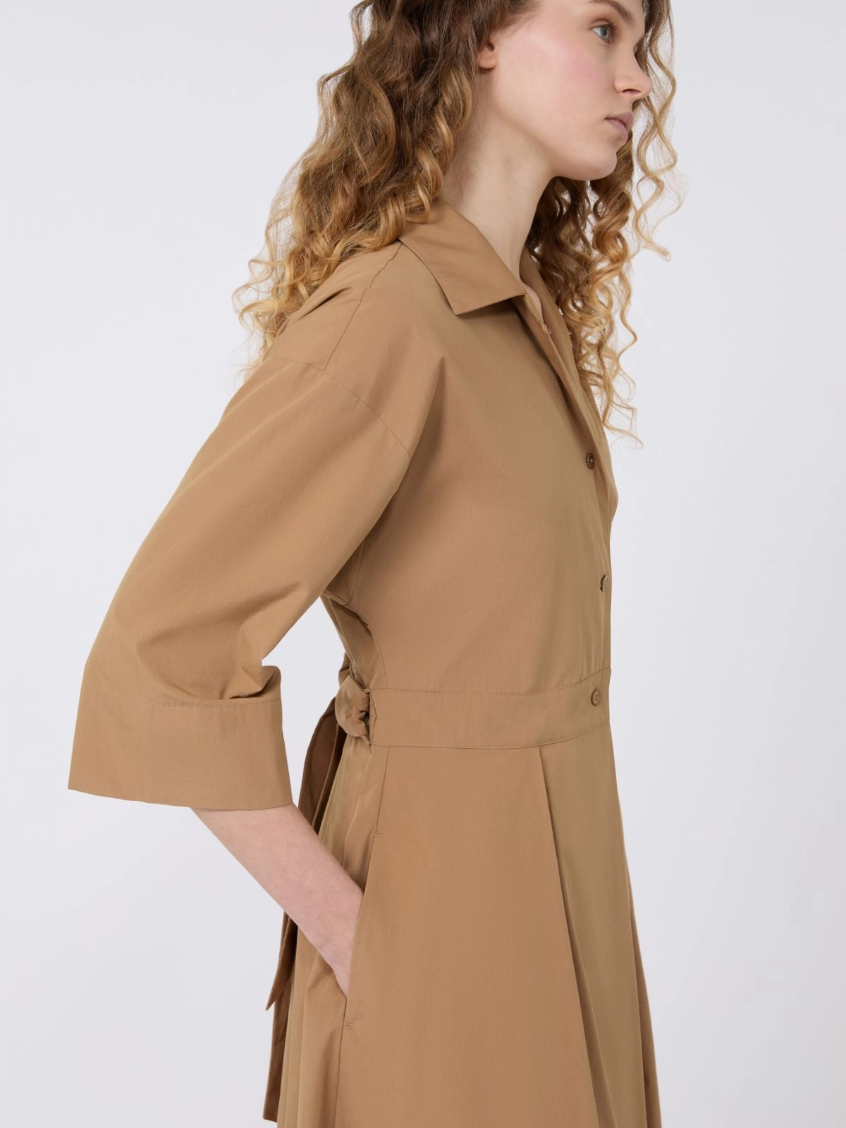Knee-Length Dress with Classic Collar and Pleated Skirt