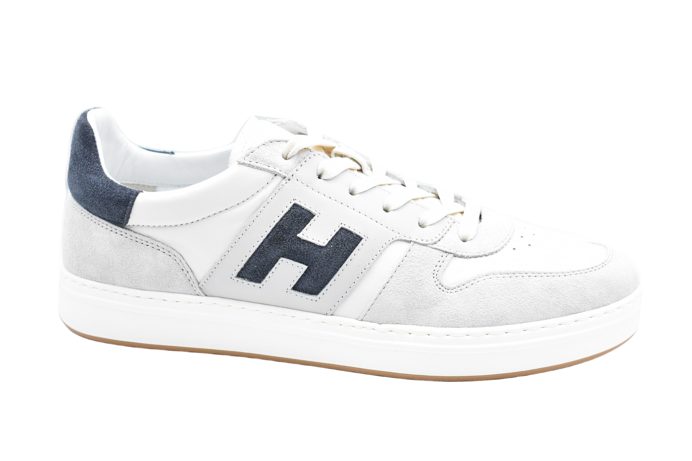 Lightweight Low-Top Sneakers With Basketball-Inspired Aesthetic