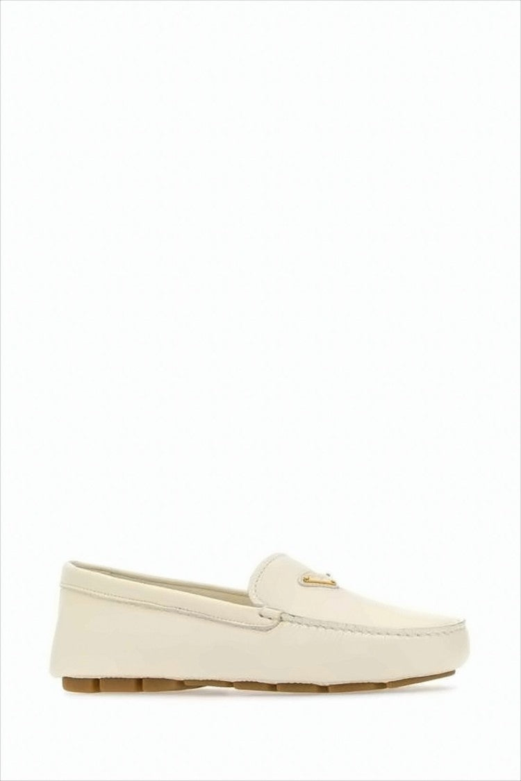 Minimalist Leather Loafers with Rounded Toe and Subtle Stitching