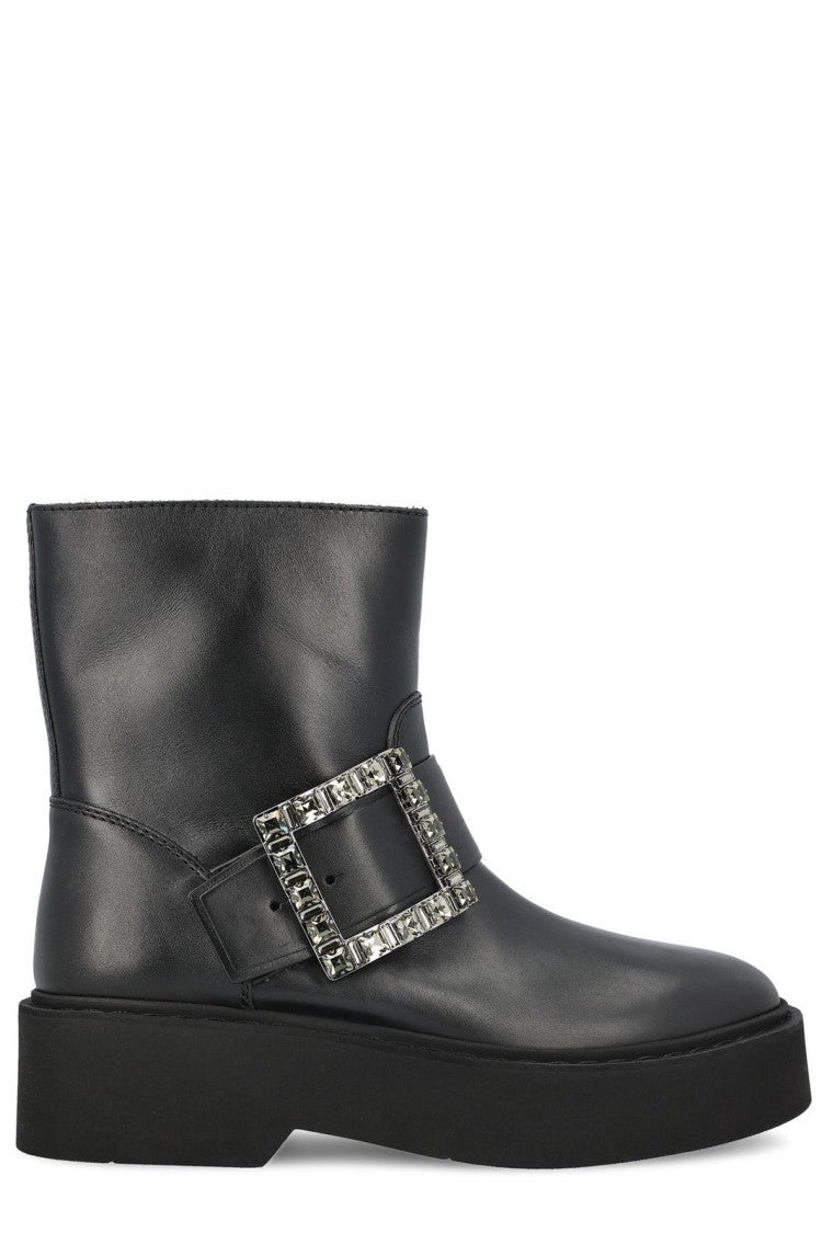 Pointed Toe Black Boots With Moderate Heel And Streamlined Silhouette