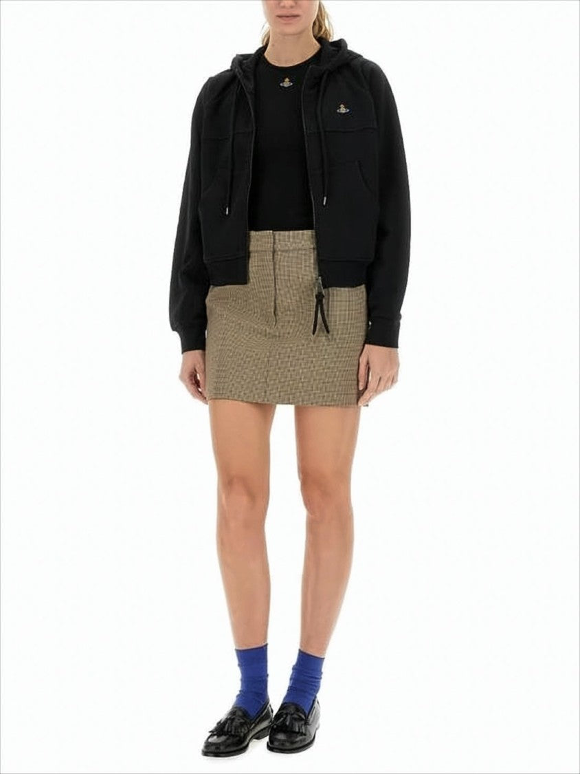 Cropped Black Hoodie with Zipper Closure