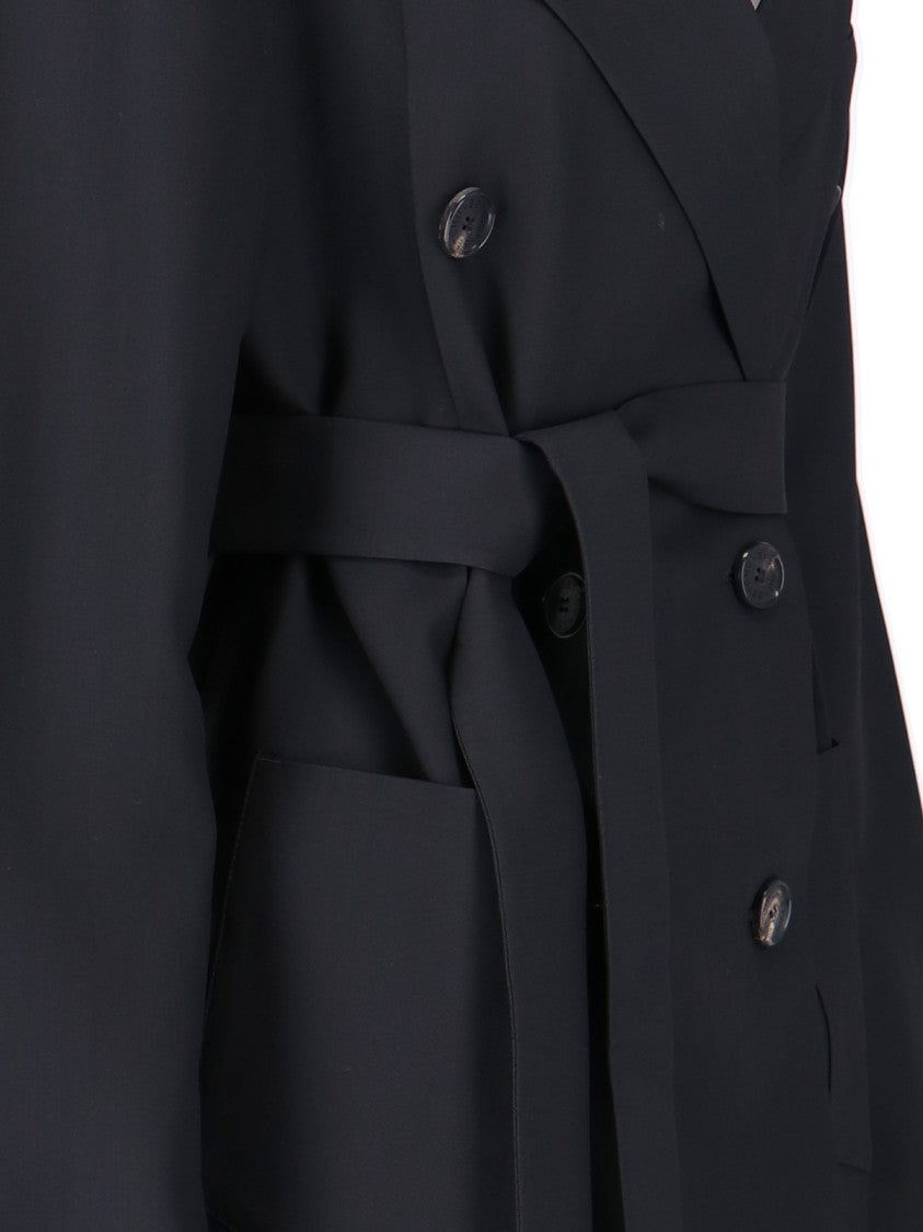 Tailored Black Jacket With Classic Collar And Streamlined Silhouette