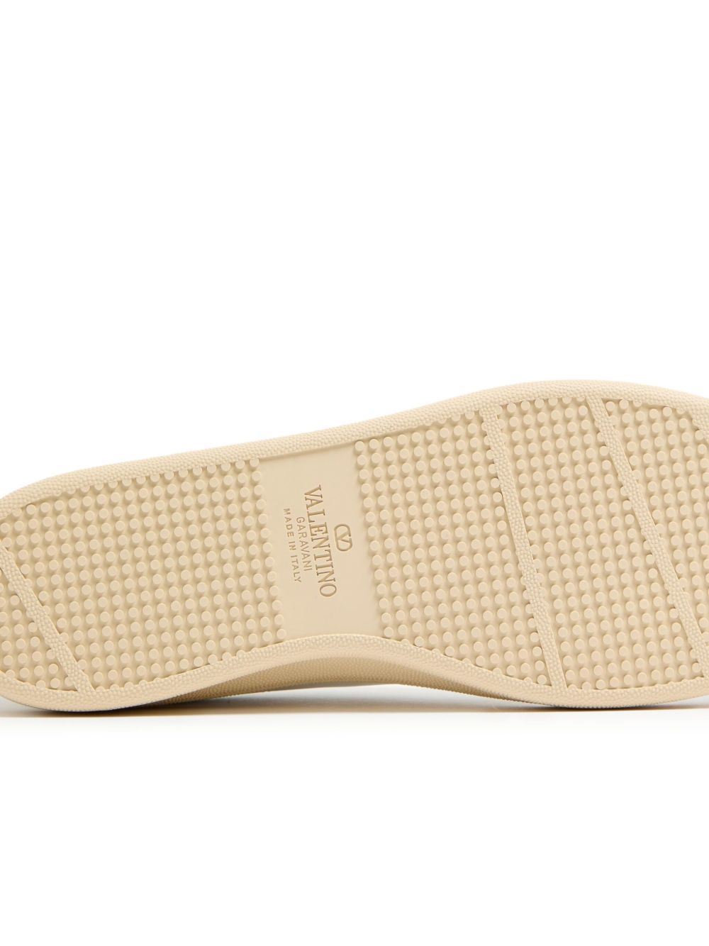 Minimalistyczne białe sneakersy na podwyższonej podeszwie