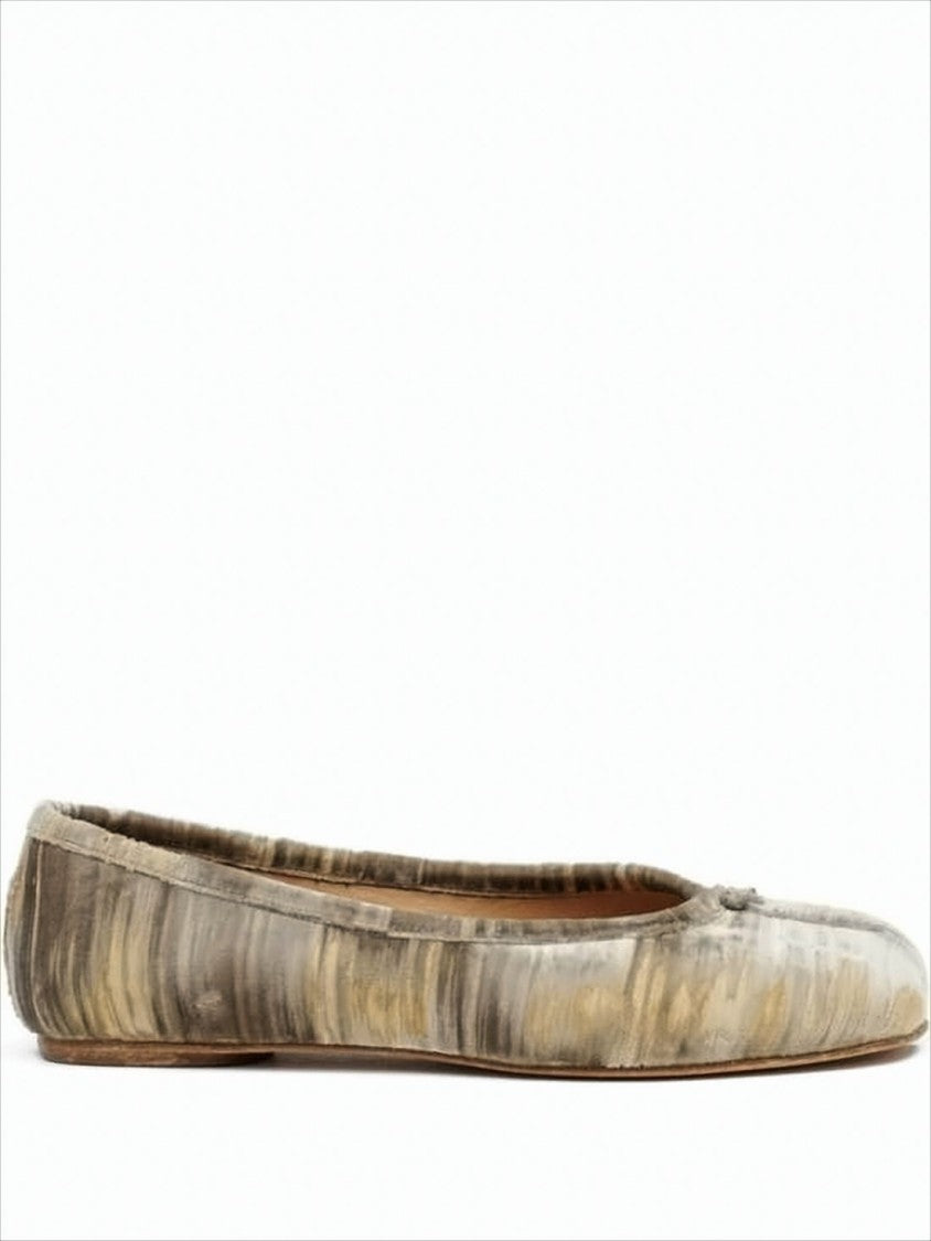 Artistic Split-Toe Flats With Textured Upper And Bow Detail